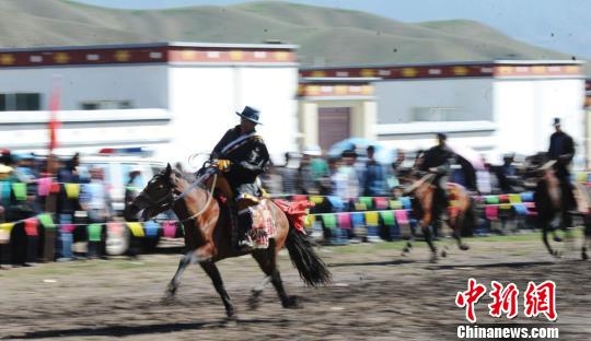 ཀན་སུའུ་དཔའ་རིས་བོད་ཡུལ་དུ་སྲོལ་རྒྱུན་གྱི་རྟ་རྒྱུག་འགྲན་སྡུར་སྤེལ་བ།