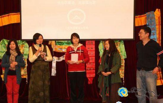 པེ་ཅིང་འབྲུག་མོ་བོད་སྐད་བྱ་སྒྲུབ་ཁང་དངོས་སུ་བཙུགས་པ།