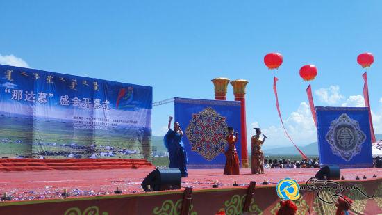 ཨ་ཅག་ཚན་སྡེབ་ཀྱིས་དགོང་ཚོགས་གང་མང་དུ་བརྗོད་དོན་གླུ་གཞས་ཕུལ་བ།