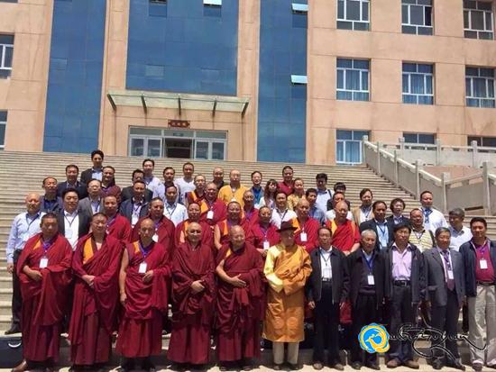 རྗེ་ཙོང་ཁ་བའི་རྒྱལ་སྤྱིའི་རིག་གཞུང་བགྲོ་གླེང་ཚོགས་འདུ་སྐབས་དང་པོ་མཚོ་སྔོན་མི་རིགས་སློབ་ཆེན་དུ་བསྡུས།