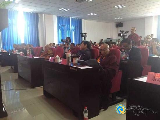 རྗེ་ཙོང་ཁ་བའི་རྒྱལ་སྤྱིའི་རིག་གཞུང་བགྲོ་གླེང་ཚོགས་འདུ་སྐབས་དང་པོ་མཚོ་སྔོན་མི་རིགས་སློབ་ཆེན་དུ་བསྡུས།