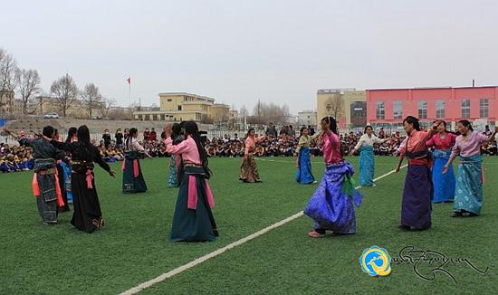 མང་རྫོང་མི་རིགས་སློབ་འབྲིང་གིས་སྐབས་དང་པོའི་སློབ་རའི་དམངས་གླུ་འགྲན་བསྡུར་སྤེལ་བ།