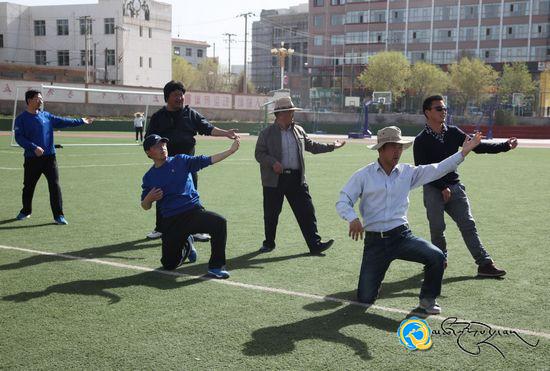 མཚོ་ལྷོ་ཁུལ་གྱི་ལས་བྱེད་པ་རྣམས་ཀྱིས་ཁུལ་སྟོན་བསུ་བའི་རིག་རྩལ་འཁྲབ་ཚན་འཁྲབ་སྦྱོང་བྱེད་བཞིན་པ།