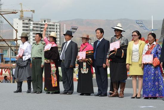 སྐབས་བརྒྱད་པའི་མཚོ་སྔོན་བོད་རིགས་དམངས་གླུ་དང་ལ་གཞས་འགྲན་བསྡུར་གྱི་བྱ་འགུལ་སྤེལ་བ།