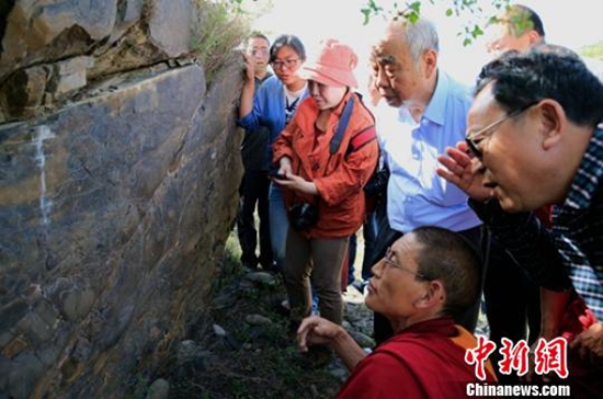 སི་ཁྲོན་ཞིང་ཆེན་རྔ་བ་ཁུལ་ཆུ་ཆེན་རྫོང་དུ་བོན་གྱི་ལོ་ངོ་སྟོང་གི་བརྐོས་རིས་རྙེད་པ།