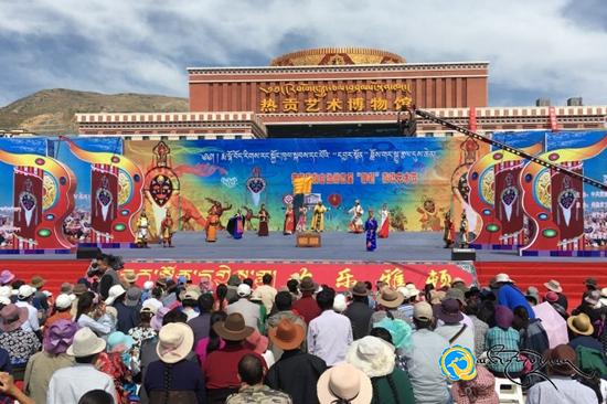 རྨ་ལྷོ་བོད་རིགས་རང་སྐྱོང་ཁུལ་གྱི་སྐབས་དང་པོའི“དབྱར་སྟོན”ཟློས་གར་སྒྱུ་རྩལ་དུས་ཆེན།