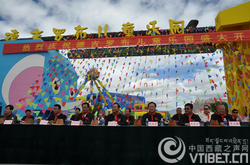 བདེ་སྐྱིད་ནོར་བུ་བྱིས་པའི་དགའ་ཚལ་གླིང་དངོས་སུ་སྒོ་ཕྱེས་པ།