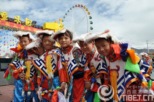 བདེ་སྐྱིད་ནོར་བུ་བྱིས་པའི་དགའ་ཚལ་གླིང་དངོས་སུ་སྒོ་ཕྱེས་པ།