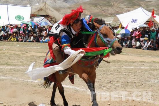 བཞད་མཐོང་སྨོན་རྫོང་གི་རྟ་རྒྱུག་འགྲན་ཚོགས་སྐབས་བཞི་བའམ་དངོས་ཟོག་བརྗེ་རེས་ཚོང་ཚོགས་འགོ་ཚུགས་པ།