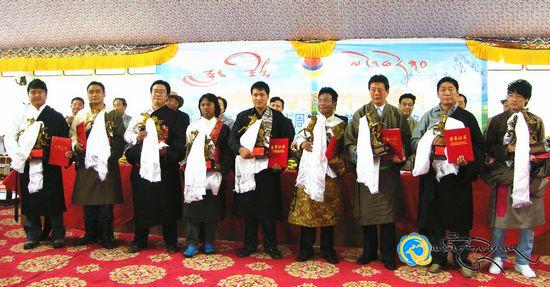 ཟླ་ཟེར་གསར་བསྐྲུན་བྱས་ནས་ལོ་འཁོར་སུམ་ཅུ་ལོན་པ་དང་རྩོམ་རིག་བྱ་དགའ་སྐབས་བཞི་བ་གནང་བ།