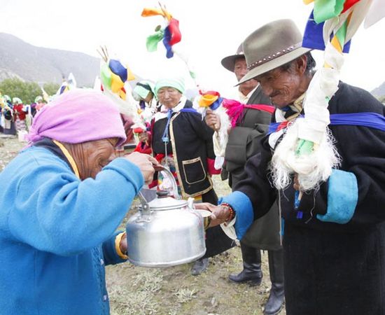 བོད་ལྗོངས་ཀྱི་རོང་བ་མང་ཚོགས་ཀྱིས་ཆོས་སྐོར་དུས་ཆེན་རོལ་བ།